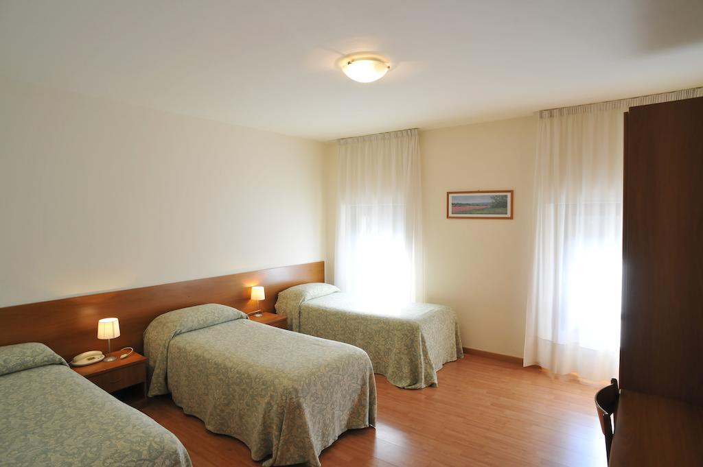 Albergo Croce D'Oro Dolcè Esterno foto