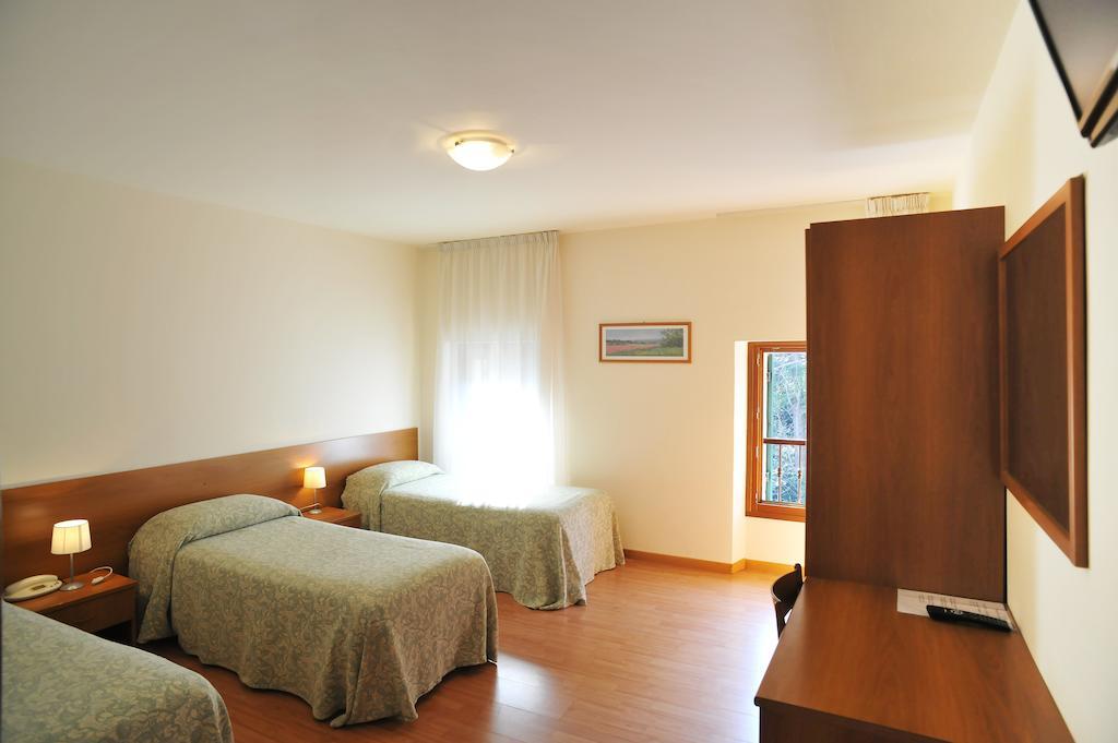 Albergo Croce D'Oro Dolcè Esterno foto