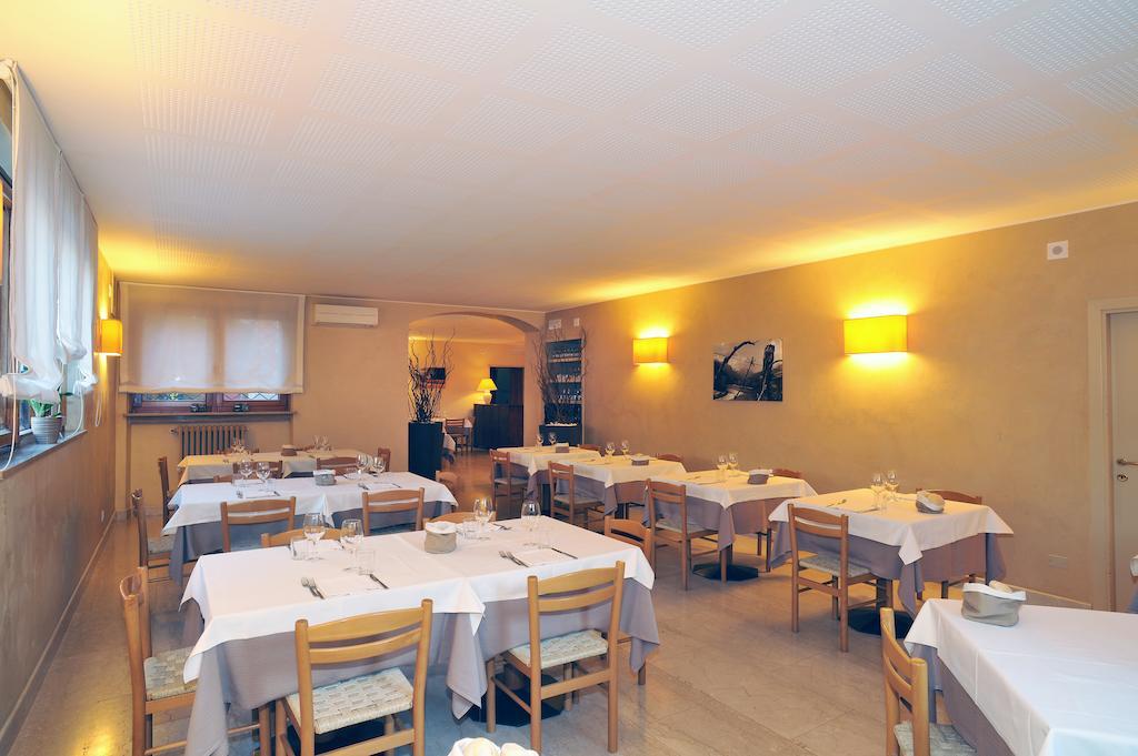 Albergo Croce D'Oro Dolcè Esterno foto